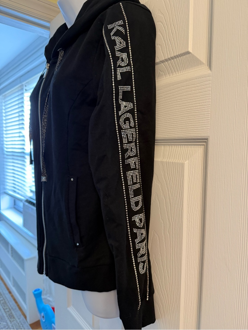 🖤 Carla Garfield Black Hoodie Sweater – Size Medium - Picture 4 of 9